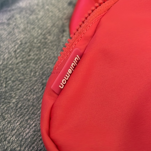 Lululemon Everywhere Belt Bag in Pale Raspberry - Picture 2 of 5
